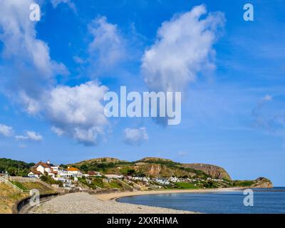 Penrhyn Bay, Conwy, Wales, Großbritannien - Penrhyn Bay an einem wunderschönen Sommertag. Penrhyn ist die nächste Bucht von Llandudno und sitzt unter... Stockfoto