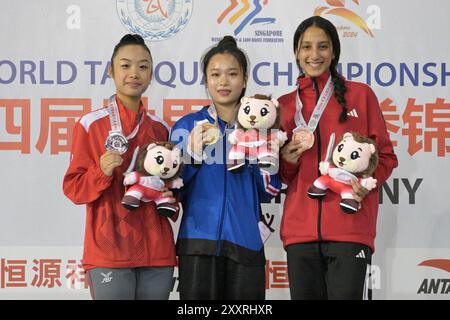 (240826) -- SINGAPUR, 26. August 2024 (Xinhua) -- Silbermedaillengewinner Cholene Aw Rui EN (L) aus Singapur, Goldmedaillengewinner Priscilla Zou (C) aus den Vereinigten Staaten und Bronzemedaillengewinner Rojy Alaa Elsayed Ibrahim aus Ägypten nehmen an der Siegerehrung nach dem 3. Satz IWUF Pflichtwettbewerb Taijijian (36 Bewegungen) der Frauen bei der 4. Weltmeisterschaft in Singapur, 26. August 2024 Teil. (Foto von dann Chih Wey/Xinhua) Stockfoto