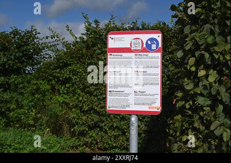 Warnschild an einem Rastplatz in mehreren Sprachen. Die Afrikanische Schweinepest kann sich über weggeworfene reste kontaminierter Speisen verbreiten. Deshalb Speisereste nur in geschlossenen Behälter werfen. *** Warnschild an einem Rastplatz in mehreren Sprachen die Afrikanische Schweinepest kann sich über verworfene Reste kontaminierter Lebensmittel ausbreiten. Daher sollten Reste nur in geschlossene Behälter geworfen werden Stockfoto