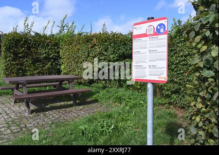 Warnschild an einem Rastplatz in mehreren Sprachen. Die Afrikanische Schweinepest kann sich über weggeworfene reste kontaminierter Speisen verbreiten. Deshalb Speisereste nur in geschlossenen Behälter werfen. *** Warnschild an einem Rastplatz in mehreren Sprachen die Afrikanische Schweinepest kann sich über verworfene Reste kontaminierter Lebensmittel ausbreiten. Daher sollten Reste nur in geschlossene Behälter geworfen werden Stockfoto