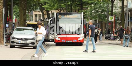 Ein Bus der Linie 5 von der Hamburger Hochbahn in Richtung Burgwedel fährt die Mönckebergstraße entlang. Altstadt Hamburg *** Ein Bus der Linie 5 der Hamburger Hochbahn in Richtung Burgwedel fährt entlang der Mönckebergstraße Altstadt Hamburg Stockfoto