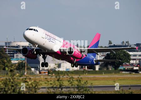 Der Airbus A320-232 A320 der Fluglinie Wizz Air W6 / WZZ mit der Registrierung HA-LPL MSN: 03166 gestartet vom Flughafen Hamburg Airport EDDH/HAM. Hamburg Hamburg Deutschland *** der Airbus A320 232 A320 der Fluggesellschaft Wizz Air W6 WZZ mit der Registrierung HA LPL MSN 03166 startet vom Flughafen Hamburg EDDH HAM Hamburg Deutschland Stockfoto