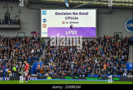 Alejandro Garnacho von Manchester United dachte, er hätte einen Treffer erzielt, aber er wurde nach einem VAR-Check während des Premier League-Spiels zwischen Brighton und Hove Albion und Manchester United im American Express Stadium, Brighton, UK - 24. August 2024 gegeben Foto Simon Dack / Telephoto Images nur redaktionelle Verwendung. Kein Merchandising. Für Football Images gelten Einschränkungen für FA und Premier League, inc. Keine Internet-/Mobilnutzung ohne FAPL-Lizenz. Weitere Informationen erhalten Sie bei Football Dataco Stockfoto