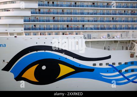 Barcelona, Spanien. August 2024. Die AIDA Cosma ist ein 337 Meter langer Ozeanliner, der 20 Decks in den Himmel schwingt. Zu den Höhepunkten des Schiffes gehören eine Kletterwand, ein großer Swimmingpool mit Wasserrutschen, ein Indoor-Spielplatz und eine Laufstrecke für morgendliche Jogger. Mit mehr als 6.600 Passagieren, die in 2.605 Kabinen untergebracht werden sollen, werden die Excellences am 24. August 2024 im Hafen von Barcelona in Spanien die größten Schiffe der Welt sein. Fotos von Marie Hubert Psaila/ABACAPRESS. COM Credit: Abaca Press/Alamy Live News Stockfoto