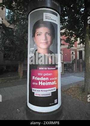 25.08.2024 xmgoodxLandtagswahl, Wahlkampf, Wahlplakate in Leipzig / Sachsen BSW-Chefin Sahra Wagenknecht will Frieden eine Heimat geben auf ihrem Wahlplakat *** 25 08 2024 xmgoodxLandtagswahl, Wahlkampf, Wahlplakate in Leipzig Sachsen BSW-Chef Sahra Wagenknecht will Frieden eine Heimat auf ihrem Wahlplakat MG geben Stockfoto