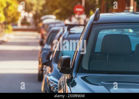 Autos parkten in einer Reihe auf der Straße in Vrasna, Griechenland. Selektiver Fokus. Stockfoto
