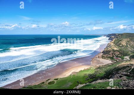 Blick auf die idyllische Naturlandschaft felsige Klippen Uferwellen, die am Strand Praia da Cordoama abstürzen atlantischer Ozean Vila do Bispo, Sagres, Algarve, Portugal E Stockfoto