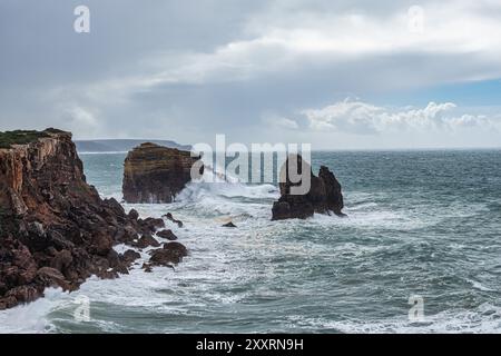 Meerblick und blauer Himmel, Pontal da Carrapateira in Aljezur, Algarve in Portugal. Stockfoto