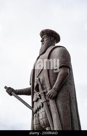 Statue des berühmten portugiesischen Entdeckers Vasco da Gama mit Blick auf den Strand von Praia Vasco da Gama in Sines in Portugal Stockfoto