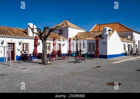 Traditionelle blau-weiße Alentejo portugiesische Gebäude in Porto Covo, Portugal in Europa Stockfoto