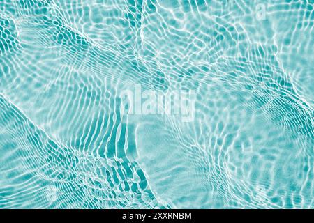 Blaues transparentes Wasser mit Flecken von Sonnenschein, abstrakter Hintergrund Stockfoto