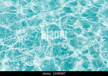 Blaues transparentes Wasser mit Flecken von Sonnenschein, abstrakter Hintergrund Stockfoto