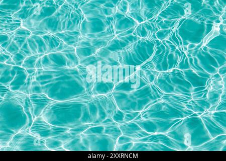 Blaues transparentes Wasser mit Flecken von Sonnenschein, abstrakter Hintergrund Stockfoto