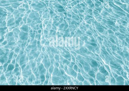 Blaues transparentes Wasser mit Flecken von Sonnenschein, abstrakter Hintergrund Stockfoto