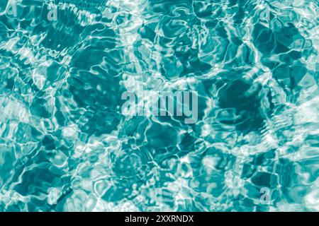 Blaues transparentes Wasser mit Flecken von Sonnenschein, abstrakter Hintergrund Stockfoto