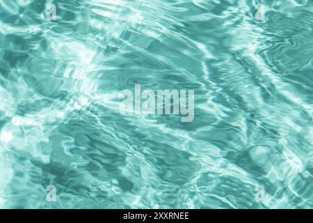 Blaues transparentes Wasser mit Flecken von Sonnenschein, abstrakter Hintergrund Stockfoto