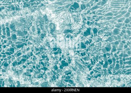 Blaues transparentes Wasser mit Flecken von Sonnenschein, abstrakter Hintergrund Stockfoto