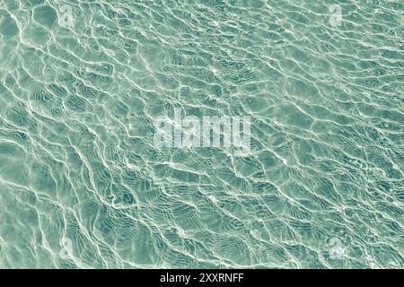 Blaues transparentes Wasser mit Flecken von Sonnenschein, abstrakter Hintergrund Stockfoto