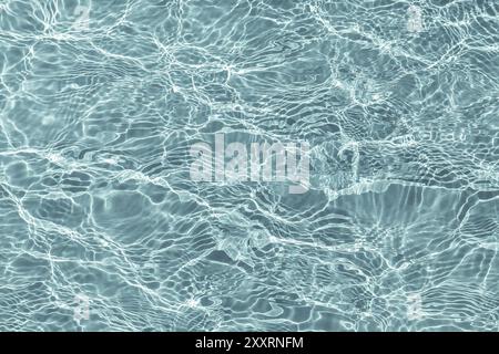 Blaues transparentes Wasser mit Flecken von Sonnenschein, abstrakter Hintergrund Stockfoto