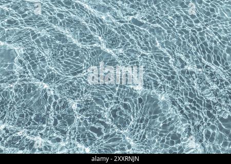 Blaues transparentes Wasser mit Flecken von Sonnenschein, abstrakter Hintergrund Stockfoto
