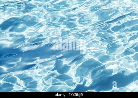 Blaues transparentes Wasser mit Flecken von Sonnenschein, abstrakter Hintergrund Stockfoto