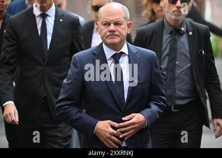 Solingen, Deutschland. August 2024. Bundeskanzler Olaf Scholz (SPD) bei seiner Ankunft. Bei einem Messerangriff auf die 650-jährigen Jubiläumsfeier der Stadt Solingen am 23. August kam es zu Toten und Verletzten. Quelle: Henning Kaiser/dpa-Pool/dpa/Alamy Live News Stockfoto