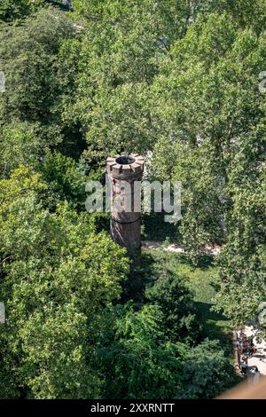 Paris, Frankreich - 08 22 2024: Blick auf einen alten Backsteinturm im Garten des Eiffelturms vom ersten Stock aus Stockfoto