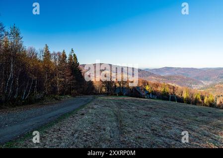 Blick vom Wielki Soszow Hügel im Herbst Beskiden Slaski Berge an der polnisch-tschechischen Grenze Stockfoto