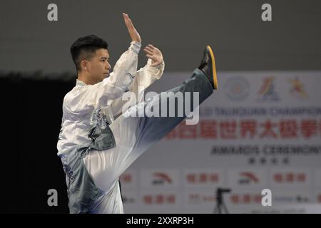 (240826) --SINGAPUR, 26. August 2024 (Xinhua) -- die Yeung Chung Hei aus Hongkong aus Hongkong tritt während der neuen Kategorie Yang Style taijiquan bei der 4. Weltmeisterschaft in Singapur am 26. August 2024 an. (Foto von dann Chih Wey/Xinhua) Stockfoto