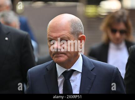 Solingen, Deutschland. August 2024. Bundeskanzler Olaf Scholz (SPD) bei seiner Ankunft. Bei einem Messerangriff auf die 650-jährigen Jubiläumsfeier der Stadt Solingen am 23. August kam es zu Toten und Verletzten. Quelle: Henning Kaiser/dpa-Pool/dpa/Alamy Live News Stockfoto