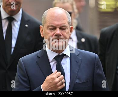 Solingen, Deutschland. August 2024. Bundeskanzler Olaf Scholz (SPD) bei seiner Ankunft. Bei einem Messerangriff auf die 650-jährigen Jubiläumsfeier der Stadt Solingen am 23. August kam es zu Toten und Verletzten. Quelle: Henning Kaiser/dpa-Pool/dpa/Alamy Live News Stockfoto