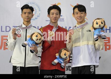 (240826) --SINGAPUR, 26. August 2024 (Xinhua) -- Goldmedaillengewinner Chinas Ji Hao (C), Silbermedaillengewinner China Yeung Chung Hei (L) und Bronzemedaillengewinner an Hyeongi Südkoreas nehmen an der Siegerehrung Teil, nachdem die A & B Gruppe New Yang Style taijiquan Kategorie bei der 4. taijiquan World Championships in Singapur am 26. August 2024 teilgenommen hat. (Foto von dann Chih Wey/Xinhua) Stockfoto