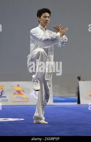 (240826) --SINGAPUR, 26. August 2024 (Xinhua) -- Chinas Ji Hao tritt während der neuen Kategorie Yang Style taijiquan bei der 4. Weltmeisterschaft in taijiquan, die am 26. August 2024 in Singapur stattfand, an. (Foto von dann Chih Wey/Xinhua) Stockfoto