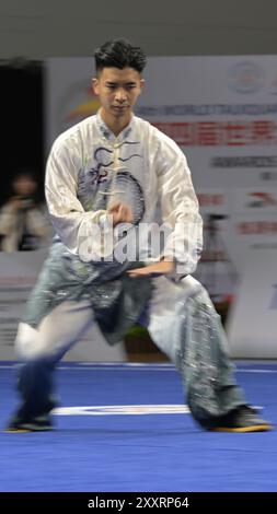 (240826) --SINGAPUR, 26. August 2024 (Xinhua) -- die Yeung Chung Hei aus Hongkong aus Hongkong tritt während der neuen Kategorie Yang Style taijiquan bei der 4. Weltmeisterschaft in Singapur am 26. August 2024 an. (Foto von dann Chih Wey/Xinhua) Stockfoto