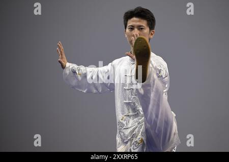 (240826) --SINGAPUR, 26. August 2024 (Xinhua) -- Chinas Ji Hao tritt während der neuen Kategorie Yang Style taijiquan bei der 4. Weltmeisterschaft in taijiquan, die am 26. August 2024 in Singapur stattfand, an. (Foto von dann Chih Wey/Xinhua) Stockfoto