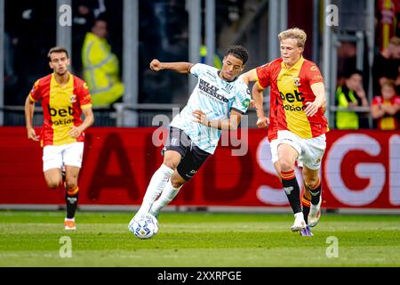 DEVENTER, Niederlande. August 2024. SPO, de Adelaarshorst, niederländische eredivisie, Saison 2024/2025, während des Spiels Go Ahead Eagles - RKC, RKC-Spieler Daouda Weidmann, Go Ahead Eagles-Spieler Soren Tengstedt Credit: Pro Shots/Alamy Live News Stockfoto