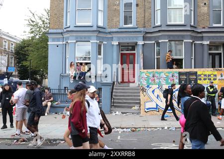 London, Großbritannien, 25. August 2024. Jährlicher Kinderkarneval am Feiertag Sonntag. Hunderttausende kommen nach Notting Hill, um karibische Speisen/Getränke/Kultur voller Farben und farbenfroher Kostüme zu feiern. Quelle: Martin Suker/Alamy Live News Stockfoto