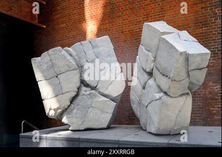 London, Großbritannien. „Geology Rebuild“ von Fernando Casasempre (2022 – Ton, Keramik und Granit) Skulptur in Soho Place, Westminster, im Auftrag von Derwent Lo Stockfoto