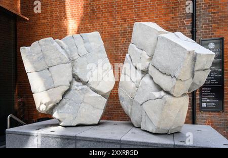 London, Großbritannien. „Geology Rebuild“ von Fernando Casasempre (2022 – Ton, Keramik und Granit) Skulptur in Soho Place, Westminster, im Auftrag von Derwent Lo Stockfoto