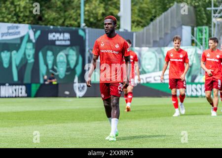 Münster, Deutschland. August 2024. 24.08.2024, SC Preußen Münster vs. 1. FC Kaiserslautern, 2. Bundesliga, 3. Spieltag Richmond Tachie (1. FC Kaiserslautern, 29). Wichtiger Hinweis: Gemaess den Vorgaben der DFL Deutsche Fussball Liga bzw. Des DFB Deutscher Fussball-Bund ist es untersagt, in dem Stadion und/oder vom Spiel angefertigte Fotoaufnahmen in Form von Sequenzbildern und/oder videoaehnlichen Fotostrecken zu verwerten Foto: Bahho Kara/Kirchner-Media Credit: dpa/Alamy Live News Stockfoto