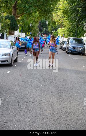 London, Großbritannien. August 2024. Bankfeiertag, London, Großbritannien. Tänzer, Ti-Anna links und Bella rechts, die am Karnevalstag in Notting Hill ankamen, nachdem gestern drei Leute ins Krankenhaus kamen. Credit: Mary-Lu Bakker/Alamy Live News Credit: Mary-Lu Bakker/Alamy Live News Stockfoto