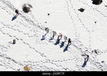 Xining, chinesische Provinz Qinghai. Januar 2022. Ein Drohnenfoto zeigt Bergsteiger, die am 1. Januar 2022 einen Gipfel im Autonomen County Menyuan Hui in der Provinz Qinghai im Nordwesten Chinas erklimmen. Quelle: Zhang Long/Xinhua/Alamy Live News Stockfoto