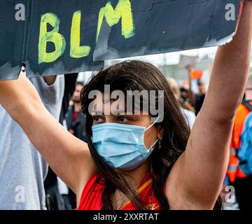 Black Lives Matter Demonstration Black Lives Mstter Demonstration in Downtown Erasmusbrug, um gegen Polizeigewalt und Rassismus zu protestieren, ausgelöst durch die Toten von George Floyd eine Woche zuvor. Juni 2020. Rotterdam, Niederlande. Rotterdam Erasmusbrug, Willemsplein, Boomp Zuid-Holland Nederland Copyright: XGuidoxKoppesxPhotox Stockfoto