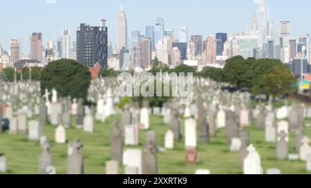 New York City Calvary Cemetery in Queens, USA. Manhattan Midtown City City Skyline Stadtarchitektur. Viele Grabsteine auf Gräbern, riesiger Friedhof. Grosse Cemetrie in den Vereinigten Staaten. Rasen. Stockfoto