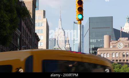 New York City Straßenkreuzung, gelbe Ampel, Verkehrskreuzung, US-Architektur. Empire State Building, amerikanische Flagge, Union Square. Manhattan Midtown District. Taxi. Stockfoto