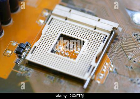 Leerer CPU-Sockel auf dem Hauptplatinenhintergrund für Design in Ihrem Arbeitscomputer-Konzept. Stockfoto