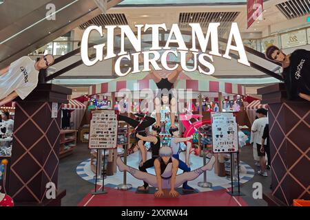 SHANGHAI, CHINA - 26. AUGUST 2024 - Junge Leute kaufen in einem Pop-up-Shop zum 20. Jahrestag des japanischen Anime-GINTAMA-ZIRKUS in Shanghai, Chin Stockfoto