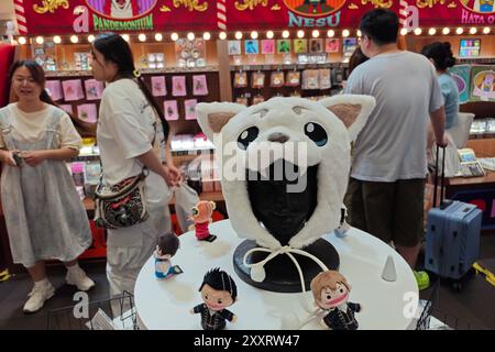 SHANGHAI, CHINA - 26. AUGUST 2024 - Junge Leute kaufen in einem Pop-up-Shop zum 20. Jahrestag des japanischen Anime-GINTAMA-ZIRKUS in Shanghai, Chin Stockfoto