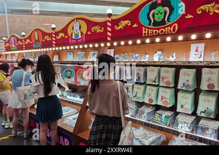 SHANGHAI, CHINA - 26. AUGUST 2024 - Junge Leute kaufen in einem Pop-up-Shop zum 20. Jahrestag des japanischen Anime-GINTAMA-ZIRKUS in Shanghai, Chin Stockfoto