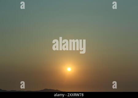 Meer mit Dämmerungshimmel, wenn der Sonnenuntergang und der Berg, ein wunderschönes Licht, das aus der Natur kommt. Stockfoto